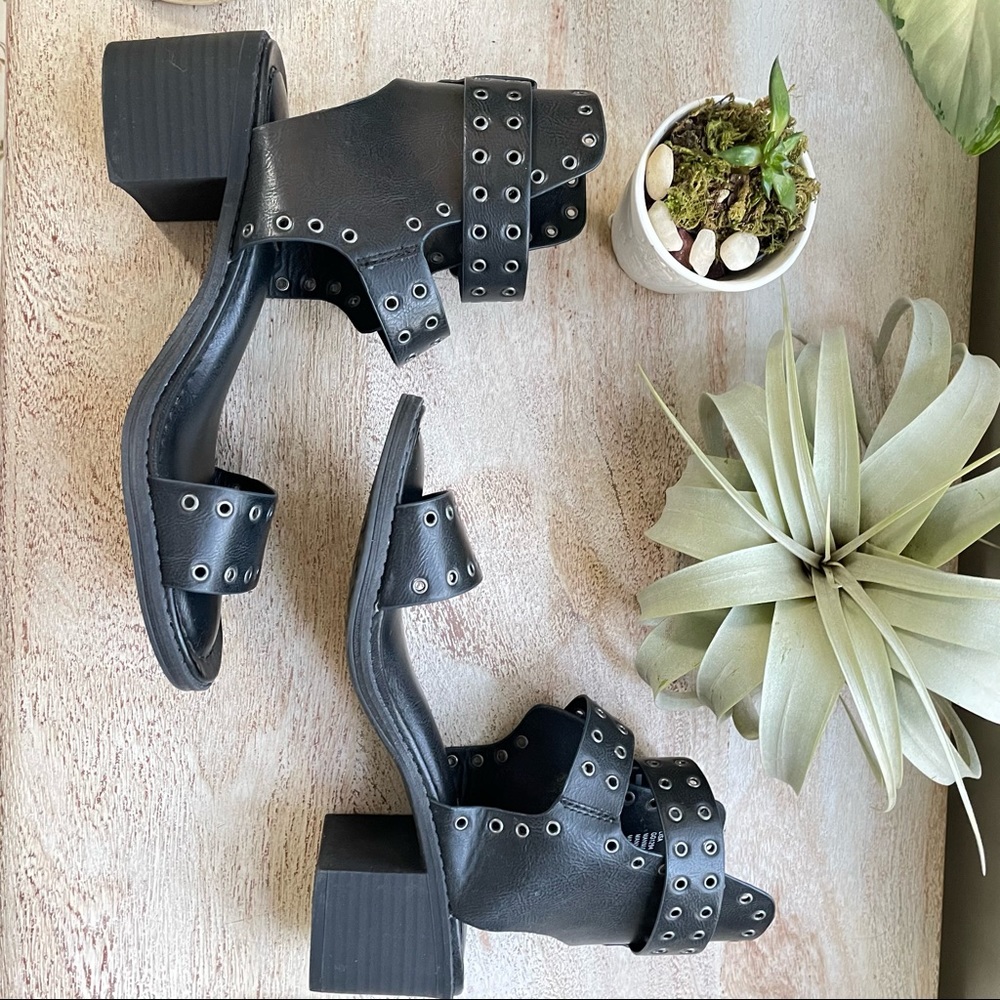 SOLD🕷 MIA black strappy buckle sandals with grungey grommet embellishments 🕷 - Picture 3 of 9